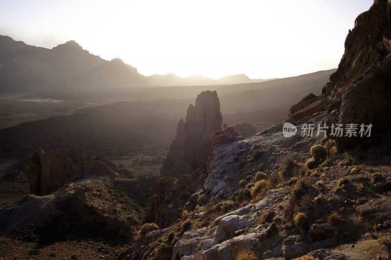 西班牙加那利群岛特内里费岛泰德国家公园(Teide National Park) Roques de García观看的乌卡诺和大教堂。